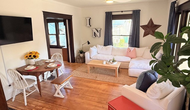 The Howdy Inn-Rustic Charm and Modern Comfort