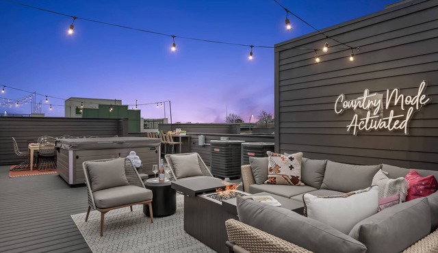 The Hubb House – Relaxing Rooftop + Hot Tub