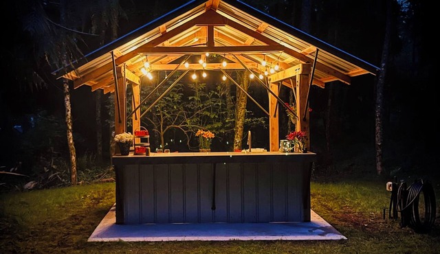 THE HUCKLEBERRY GLAMPSITE,nEXPERIENCE THE MAGIC!