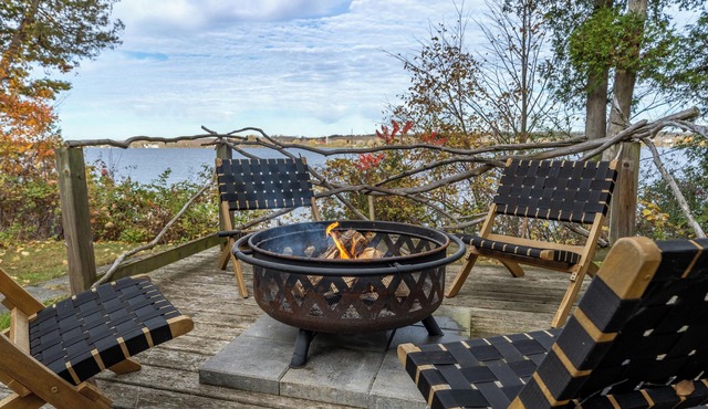 The Hudson Guest House | Waterfront with Hot Tub