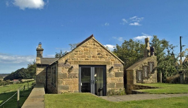 THE HUFFY HOUSE, pet friendly, character holiday cottage in Alnmouth