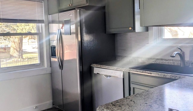 The Hummingbird Hideout 4bd/2ba pet/kid friendly Garland District Big yard