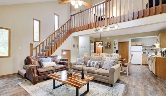The Hummingbirdhouse/Hottub/Kingbed/Fireplace/grill/firepit. The perfect getaway