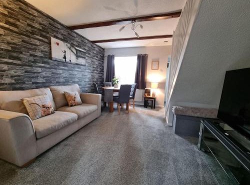 The Humsford Hideaway 2 bedroom home with driveway