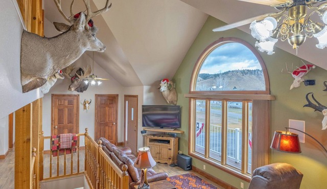 The Hunter's Lodge on Hauser: The Perfect Holiday Getaway!