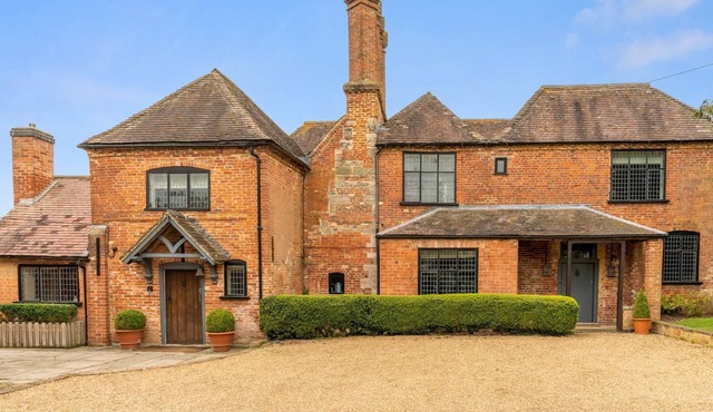 The Hunting Lodge at Ragley Estate - sleeps 16 guests in 7 bedrooms