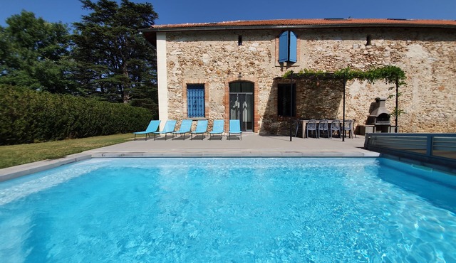 The hunting lodge of Castle Portos, Airconditioning, an own heated swimming pool