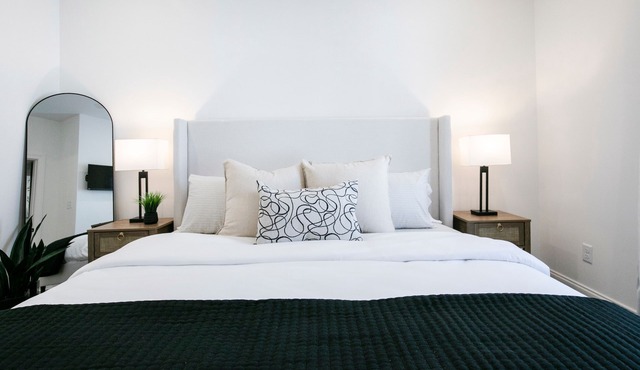 The Hurley, 3BR Luxe Townhouse by VelvetDitchVilla