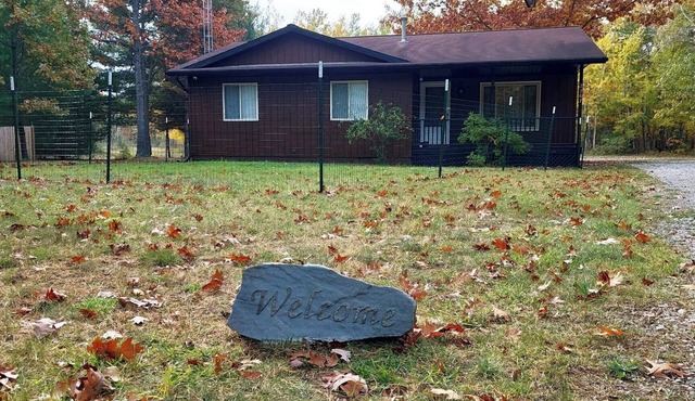 The Huron Hideaway - Firepit, Trails, Gardens, Dog-Friendly Yard and Beaches