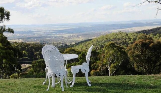 'The Hut' a Rural Getaway With Views to Die For.