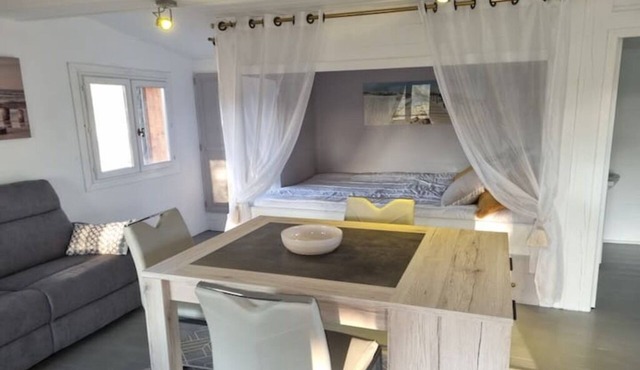 The hut - an experience in the maquis