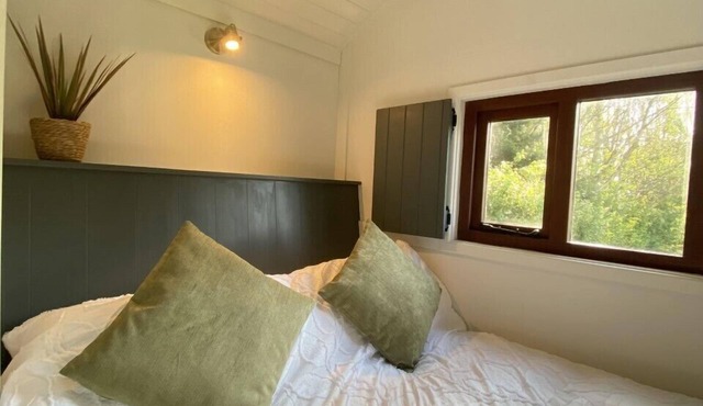 The Hut -Cosy Shepherds Hut with Countryside Views