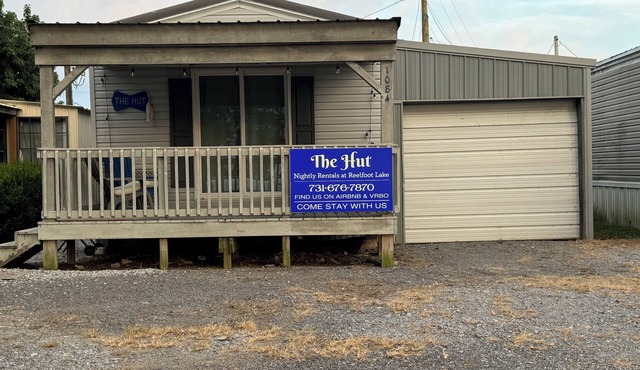 The Hut. Cozy 2-bedroom mobile home on peaceful Reelfoot Lake with boat shed