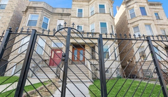 The Hyde Park Hide-A-Way is ready to welcome you with the comfort of home!