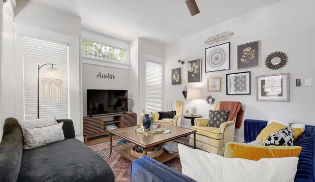 The HydeOut; Vintage Luxury Boho central Austin retreat close to it all!