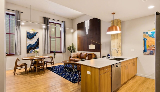 The Icon | 1BR | Rooftop Pool + King Bed + WD