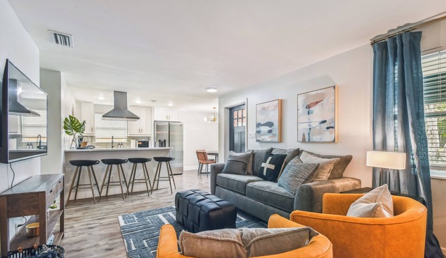 The Ideal Location! Near Raymond James, interstate, downtown & 35 min to beach!