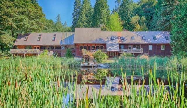 The ideal size and setting for your gathering of family, friends, or large group