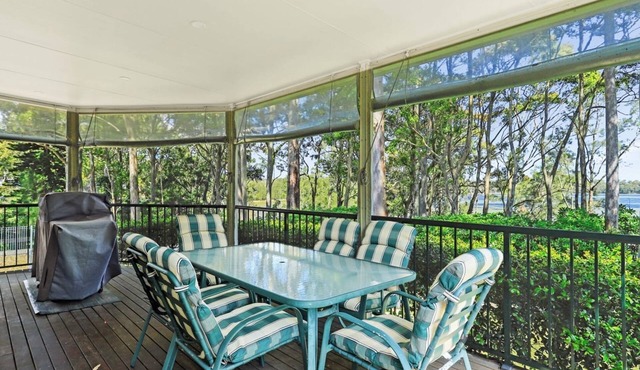 The Ideal Spot- Pet Friendly Waterfront with Retro Styling