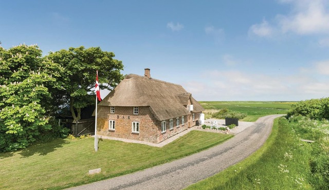 The idyllic farmhouse under thatch.