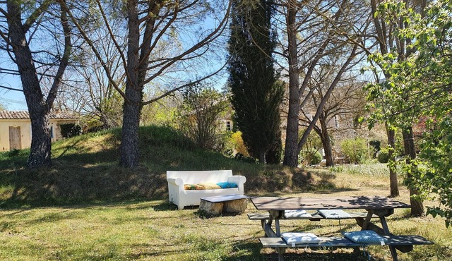The Iguana gites at the foot of Colorado Provençal