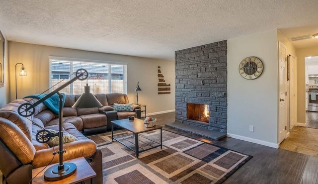 The Industrial - Pet Friendly Home with Garage by Boise Fairgrounds