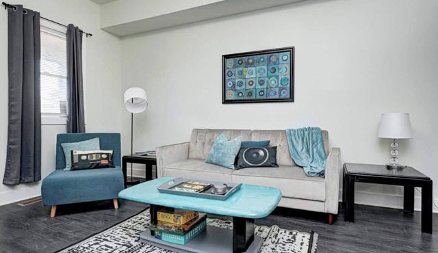 The Indy House of Music sits in Fountain Square, one of Indianapolis’s most eclectic and walkable neighborhoods. Known for its live music venues, local art galleries, and independent restaurants, Fountain Square offers a creative, urban vibe just min