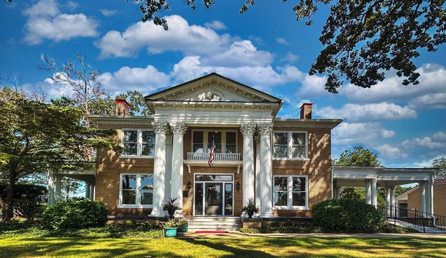The Inn at Southern Oaks located in Historic Lavonia, GA, close to Lake Hartwell