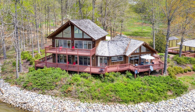 The Inner Banks - Lakefront chalet with 180-degree lake views, dock & beach