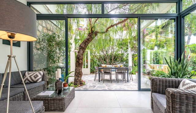 The Insiders Choice! Relaxing Villa with Magical Garden, 2 min from the Beach