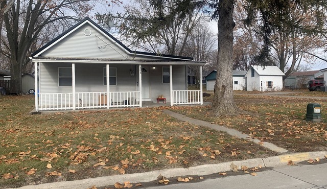 The Iowa Auntie’s 👩🏼‍🌾Quirky Little Shanty. nnBetter than staying with family! 😉