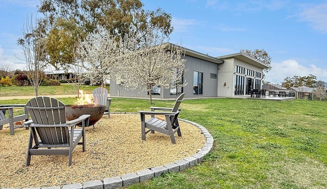 The Iron Pear - Luxury with Country Views