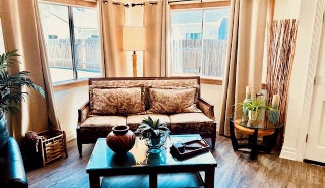 The Islander: Tropical 2-bed home in Vibrant Eastside Costa Mesa