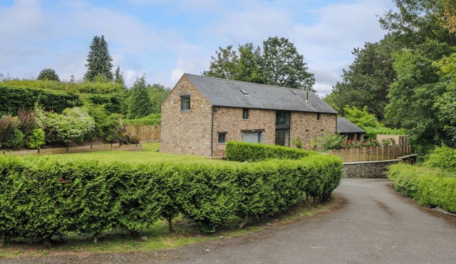 THE IVY BARN, family friendly, character holiday cottage in Govilon
