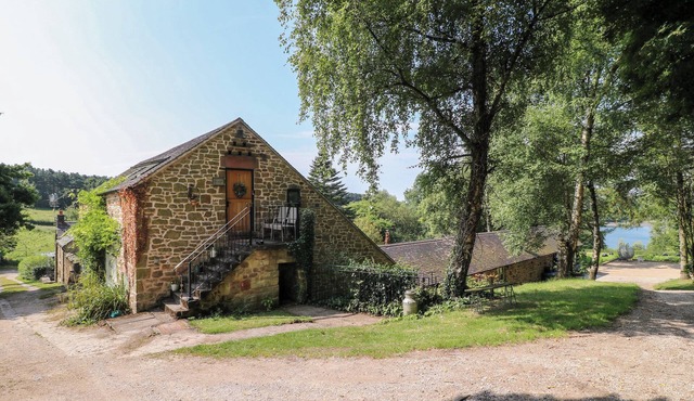 THE IVY BARN, pet friendly, character holiday cottage in Kirk Ireton