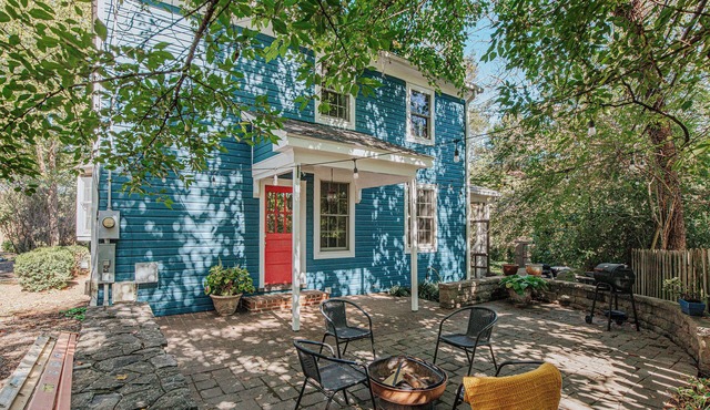 The Ivy Cottage. Downtown, Historic Charm, allows dogs!