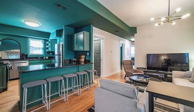 The Ivy Flat | Designer 4BR Steps to Wrigley Field