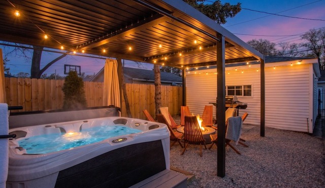The Jackpot - Hot Tub, Cinema, Game Room, Fire Pit, Bar, Garage - Sleeps 14