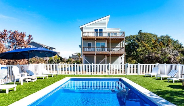 The Jackson: Cozy Beach Cottage with Pool!