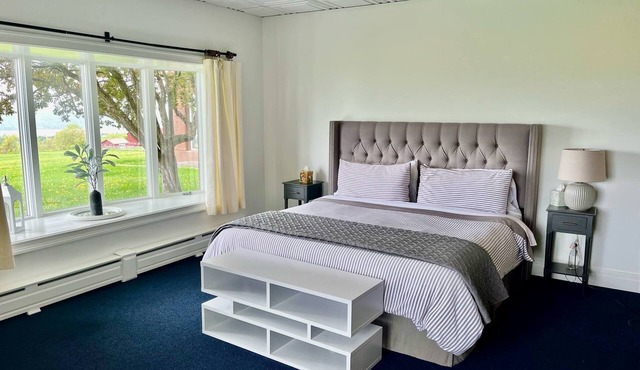 The Jade Suite at Diamond on Seneca: King Bed with Lake Views