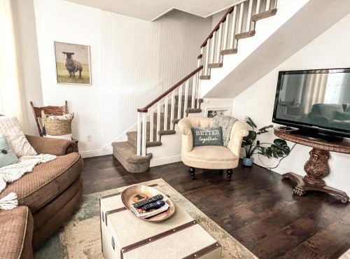 The Jailer's Cottage * Entire Home * Sleeps 12