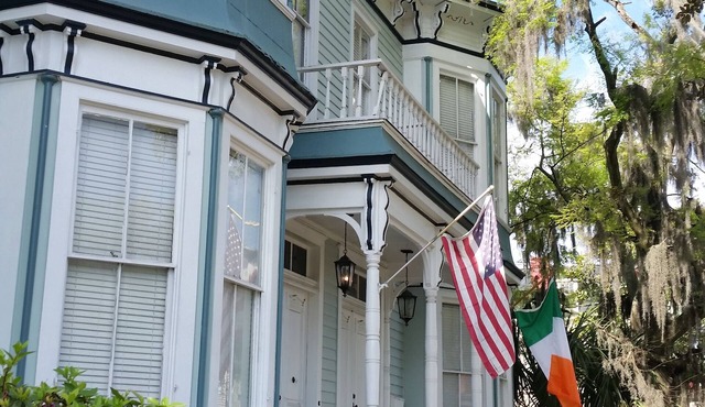 The Janie: A Charming Victorian Downtown near Forsyth Park. Spacious w/Parking