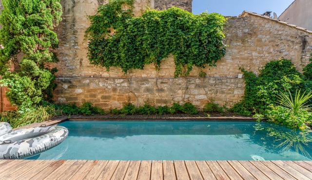 The Jasmin suite has a shared swimming pool, Wi-Fi and air conditioning