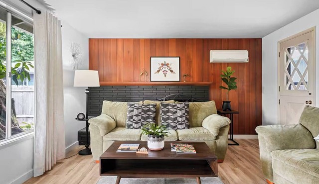 The Jasmine House: A cozy 2-bedroom retreat in central Eugene, perfect for families.