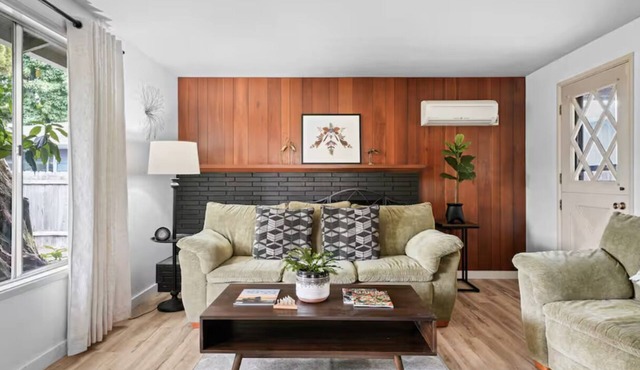 The Jasmine House - Cute & Centrally Located 2 Bedroom Home