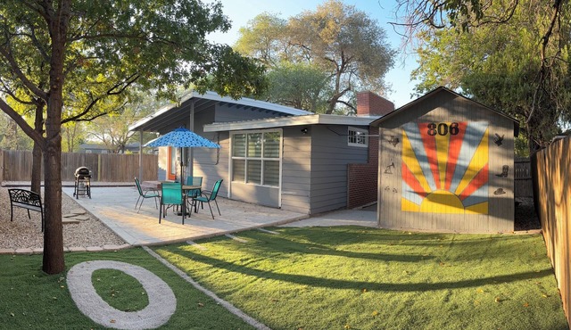 The Jetson - Retro Mid-Mod Retreat Near TTU & Med District!