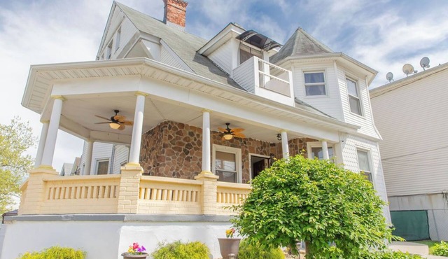 The Jewel: Choose 1 Bdrm in Victorian Apt w/Sauna, Parking, Close To NYC Trains