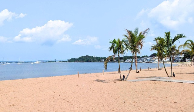 The Jewel of The Cove - Historic Coastal Retreat, Seaside Hideaway