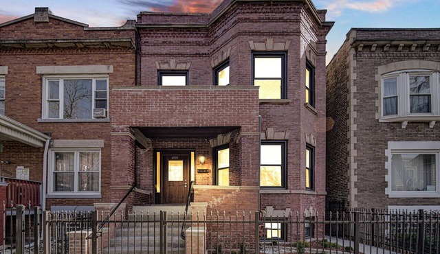 The Jewels, 2 bed/2 bath, UChicago 2mi, Parking, DTWN 15mi
