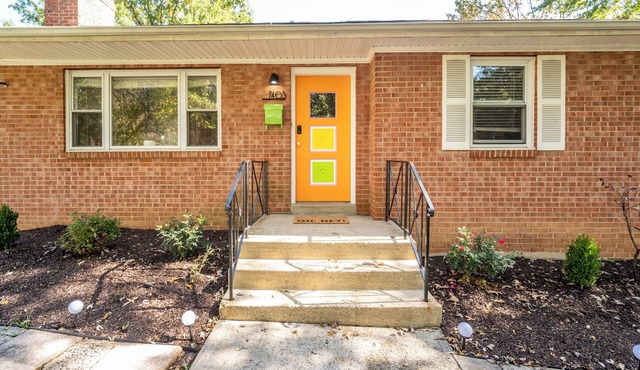 The Jodie: Beautiful 4-Bedroom, 2-Bathroom, 1-Jacuzzi, and Spacious Event Hall
